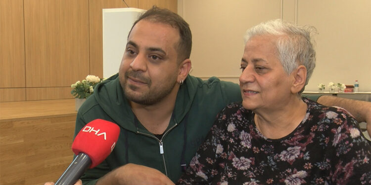 Cebinde ceset torbasıyla geldiği hastanede annesiyle zeybek oynadı