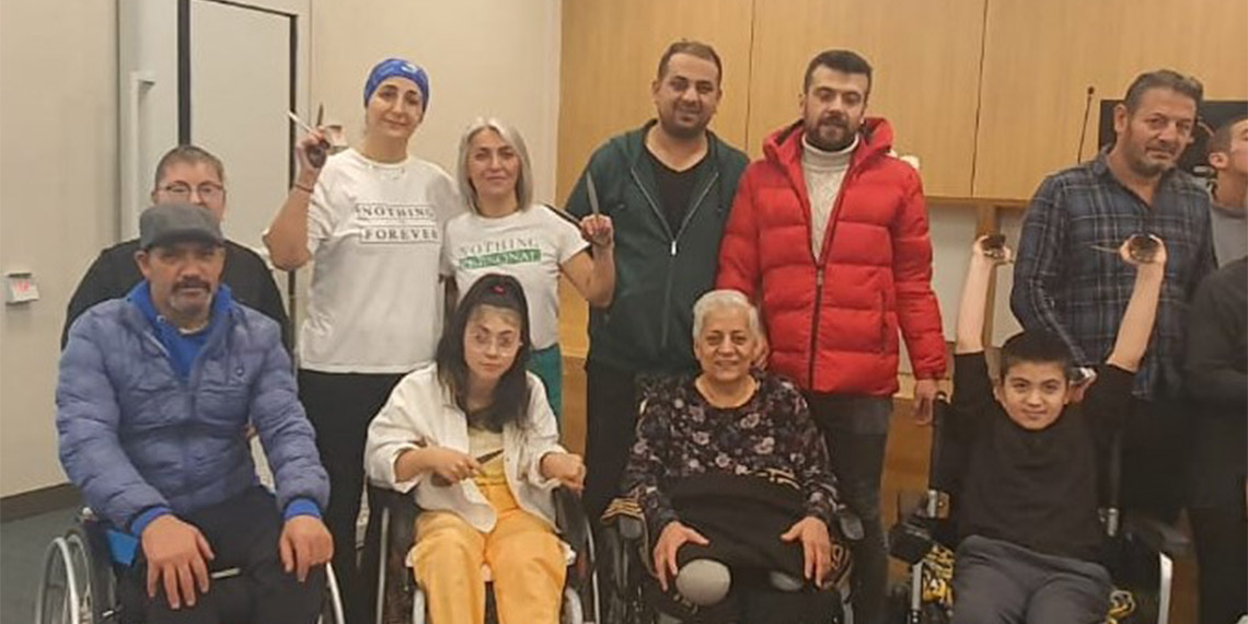 6 Şubat'taki depreme Adıyaman’daki evlerinde yakalanan Berat Furkan Keskin cebinde ceset torbasıyla geldiği hastanede annesiyle zeybek oynadı.