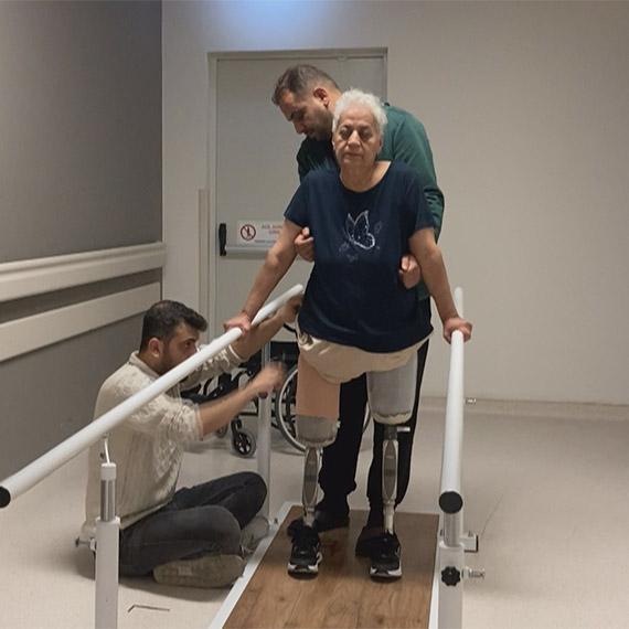 Cebinde ceset torbasıyla geldiği hastanede annesiyle zeybek oynadı