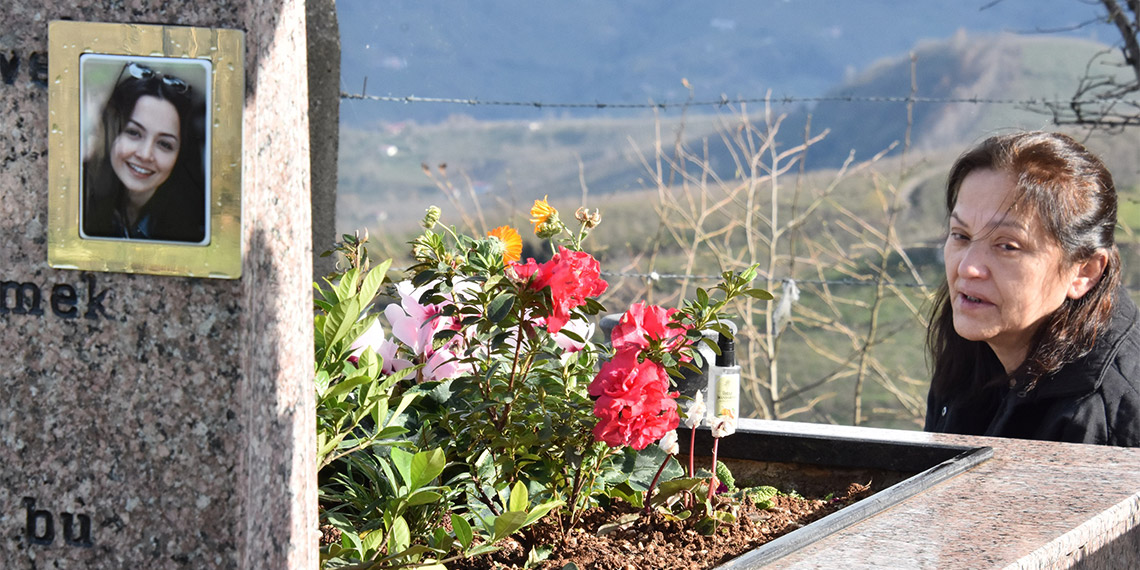 Ordu'da cezaevi firarisi Özgür Arduç (36) tarafından bıçaklanarak öldürülen üniversite öğrencisi Ceren Özdemir ölümünün 4'üncü yılında mezarı başında anıldı.
