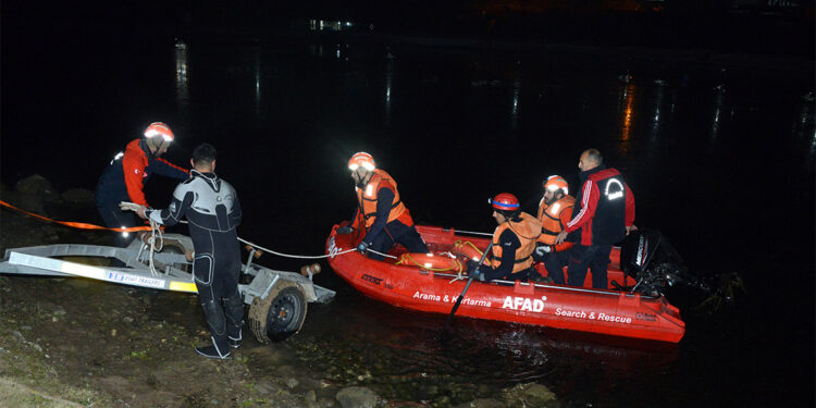 3 çocuk Ceyhan Nehri'ne düştü