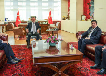 Özgür Özel Saadet Partisi heyetini kabul etti