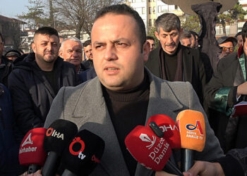 CHP Düzce İl Başkanlığı binası önüne siyah çelenk