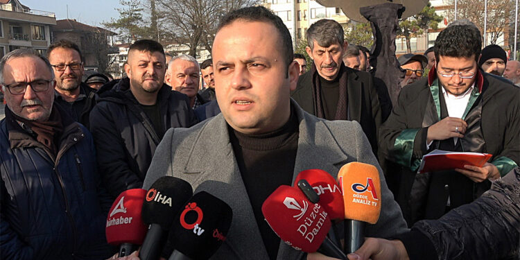 CHP Düzce İl Başkanlığı binası önüne siyah çelenk