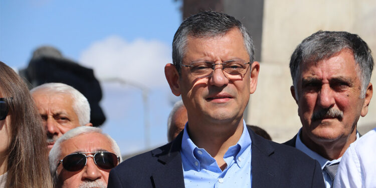 Özgür Özel Halil Umut Meler'e geçmiş olsun dileklerini iletti