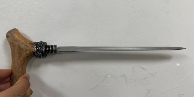 Cinsel istismardan aranan şüpheli baston görünümlü bıçakla yakaladı