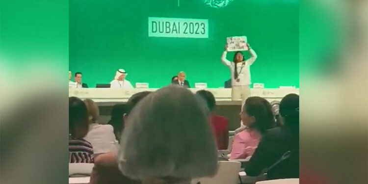 COP28'de iklim protestosu; pankartla sahneye çıktı