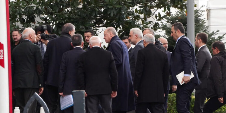 Cumhurbaşkanı Erdoğan, Ak Parti İstanbul İl Başkanlığı'na geldi