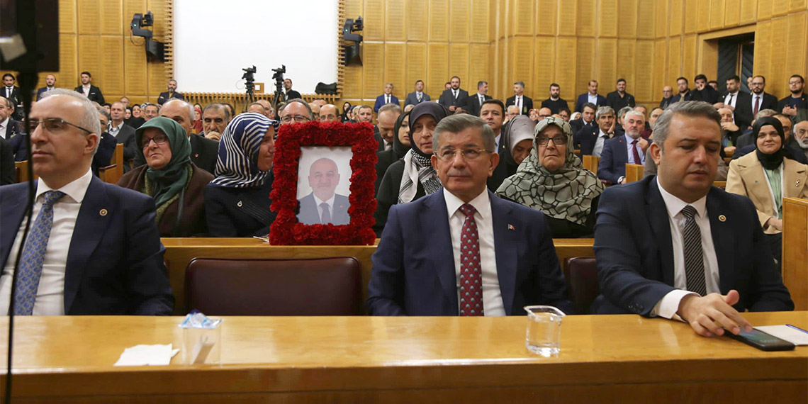 Gelecek Partisi Genel Başkanı Ahmet Davutoğlu, CHP Genel Başkanı Özgür Özel'e yönelik tepkilere ilişkin "Cumhurbaşkanlığı makamı 'Daha ne günler göreceksiniz' tarzında halkı ana muhalefet partisi genel başkanına karşı tahrik etti" dedi.