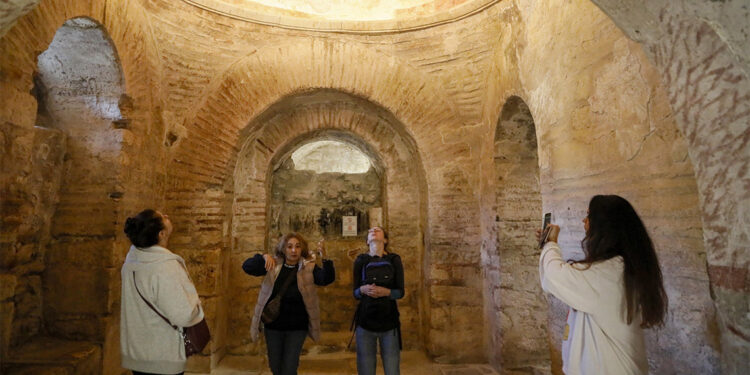 Noel Baba Kilisesi yılbaşı öncesi ziyaretçi akınına uğruyor