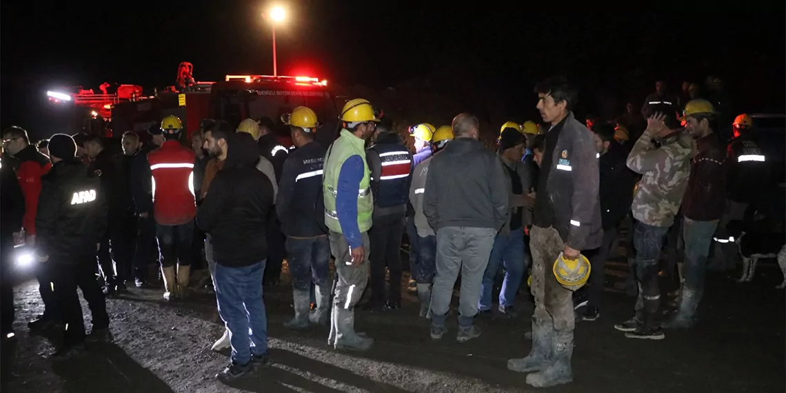 Denizli'de krom maden ocağında göçük meydana geldi, göçük altında kalan maden mühendisi kadir özer ile işçilerden mustafa karahan'ın cansız bedenine ulaşıldı.