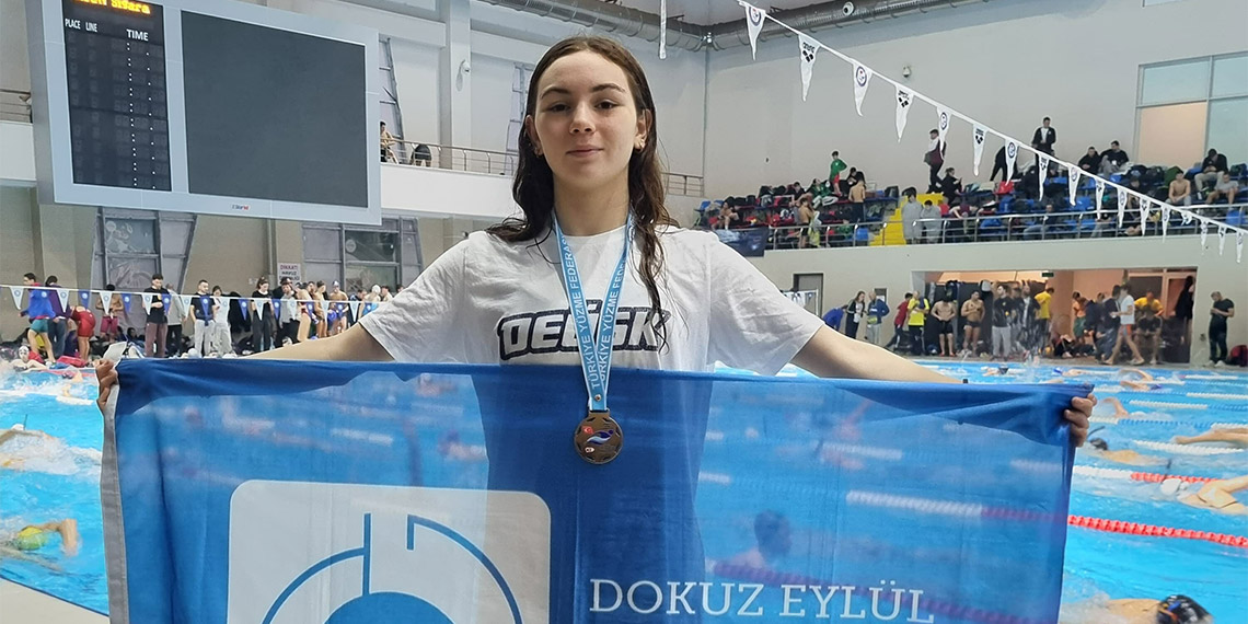 Genç ve Açık Yaş Yüzme Şampiyonası'nda Dokuz Eylül Üniversitesi rüzgarı esti, DEÜ'lü yüzücülerden 1 rekor 8 madalya geldi.