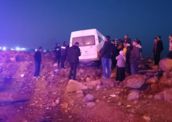 Diyarbakır'da inşaat işçilerini taşıyan minibüs tarlaya uçtu: 15 yaralı
