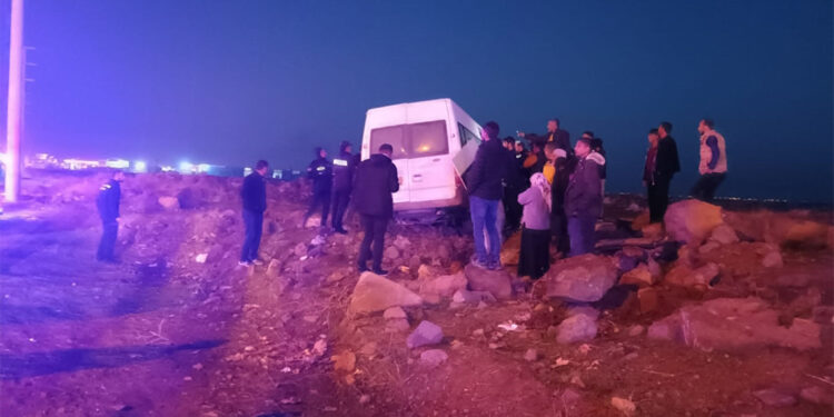 Diyarbakır'da inşaat işçilerini taşıyan minibüs tarlaya uçtu: 15 yaralı