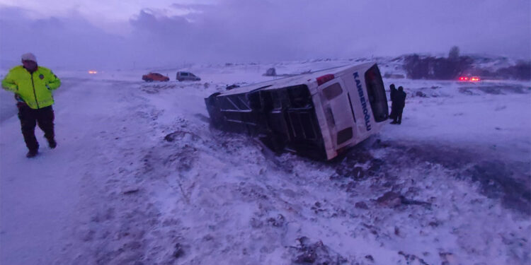 Doğu Anadolu kara teslim; 1 ölü 23 yaralı var