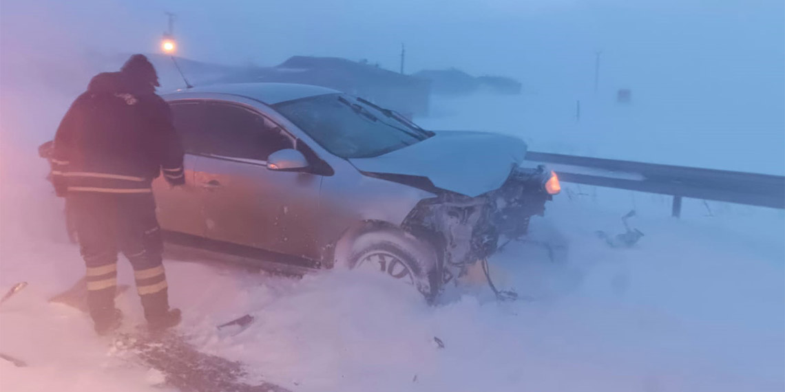 Doğu Anadolu kara teslim; yollar kapandı, çok sayıda kaza meydana geldi. Kars ve Ağrı'da meydana gelen trafik kazasında 1 kişi öldü, 23 kişi de yaralandı.