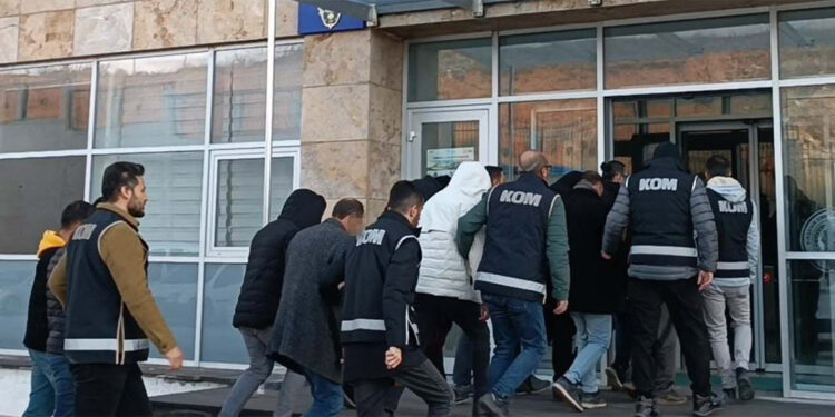 Sahte kimlikle başkasının yerine ehliyet sınavına giren 21 kişi yakalandı