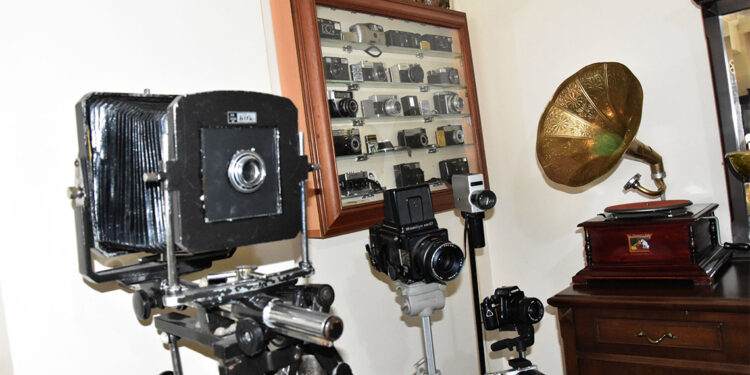 Emekli makinist fotoğrafçılık tutkusunu koleksiyona dönüştürdü