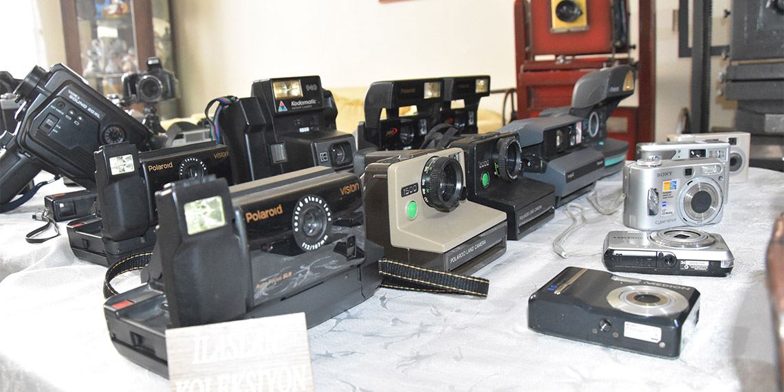 Emekli makinist Ayhan İlaslan, 43 yıllık fotoğrafçılık tutkusunu evinde 1000 parçalık koleksiyona dönüştürdü.