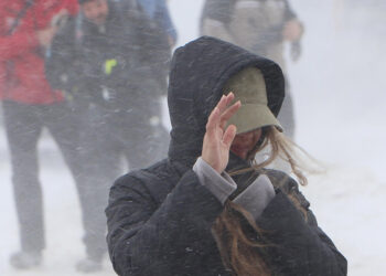 Erzurum'da fırtına; dışarı çıkanlar yürümekte güçlük çekti