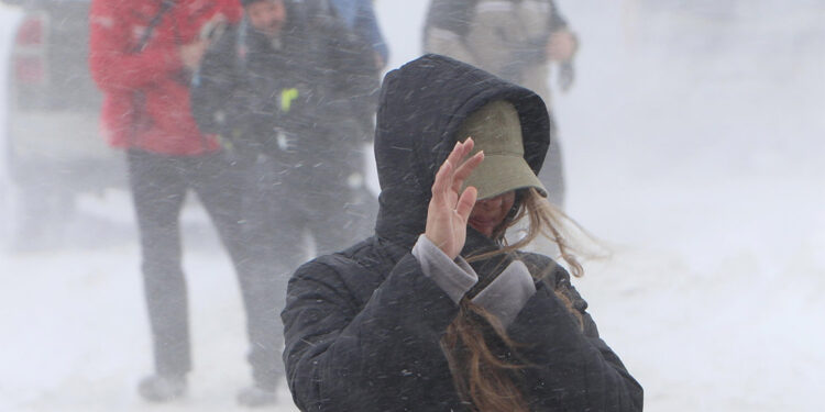 Erzurum'da fırtına; dışarı çıkanlar yürümekte güçlük çekti