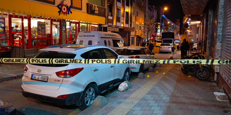 Esenler'de sokak ortasında silahlı saldırı