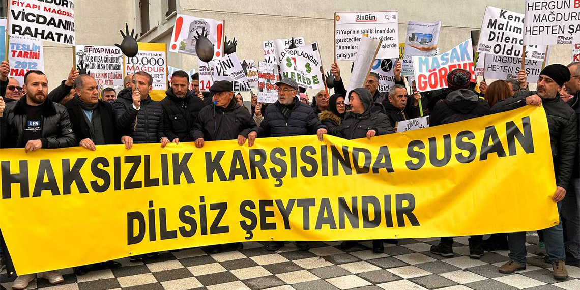 Esenyurt'ta 2012 yılında teslim edilmesi gereken ancak hala teslim edilmeyen site mağdurları eylem yaptı. Site mağdurları bir an önce evlerinin teslim edilmesini istiyor.