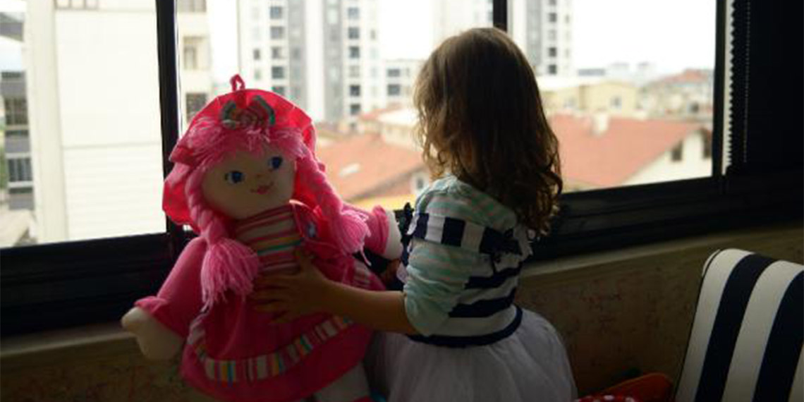 Bursa'da, eski kayınpederi H.A.’yı (74) darbettiği gerekçesiyle ev hapsine çarptırılan, eski kocasının üzerine tiner döküp bıçaklayan kadına, indirimli 13,5 yıl hapis cezası.