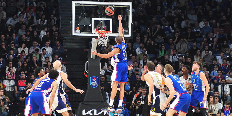 Euroleague'in Türk derbisinde kazanan Fenerbahçe Beko