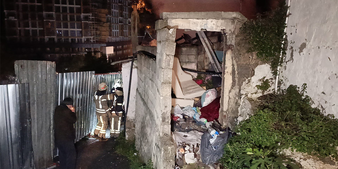 Eyüpsultan'da gecekonduda yangın çıktı. İtfaiye ve sağlık ekipleri sokakların dar olması ve hatalı park edilen araçlardan dolayı gecekonduya ulaşmakta güçlük çekti. Yangında içeride bulunan bir kişi ağır yaralandı. 