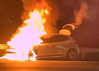 Fatih sultan mehmet köprüsü çıkışında otomobil alev alev yandı