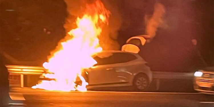 Fatih Sultan Mehmet Köprüsü çıkışında otomobil alev alev yandı