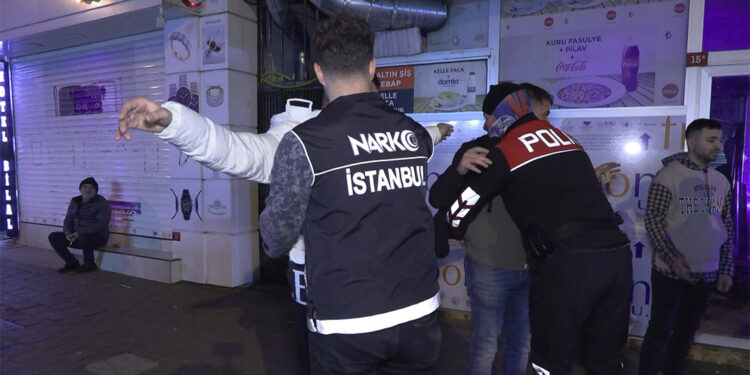 Fatih'te 30 noktada asayiş denetimi yapıldı