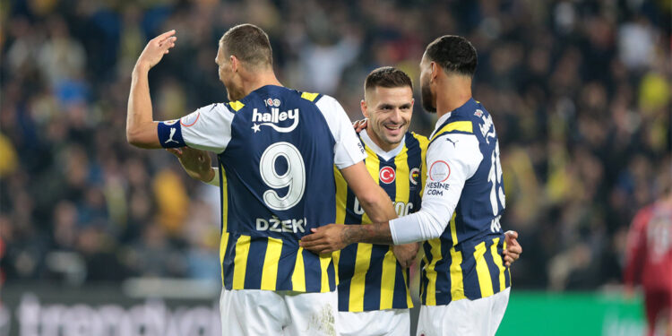Fenerbahçe derbiye lider gidiyor