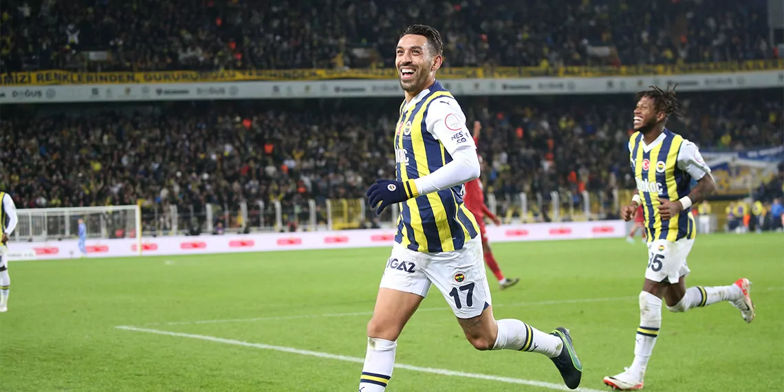 Sivasspor'u 4-1 yenen fenerbahçe derbiye lider gidiyor. Fenerbahçe, elde ettiği başarının ardından ligin 15'inci haftasındaki beşiktaş derbisine odaklandı.