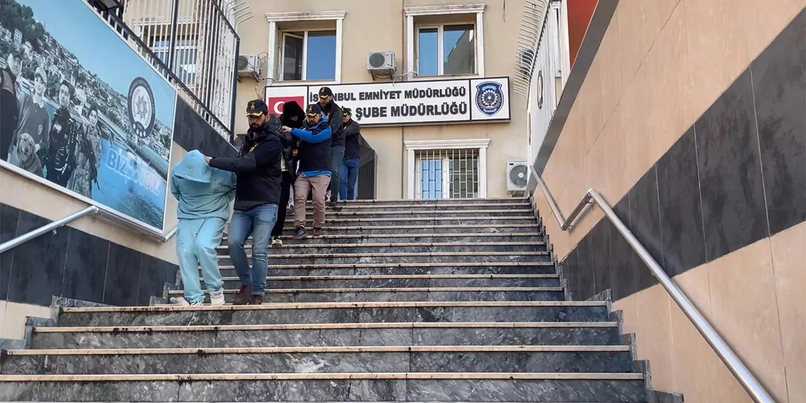 İstanbul'da 'fergio house' ismini verdikleri villada yakın tarihte büyük bir parti vererek buradan da müstehcen yayınlar yapmaya hazırlanan şüpheliler, düzenlenen operasyonla gözaltına alındı.