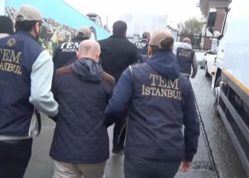 FETÖ operasyonunda gözaltına alınan 6 kişi emniyetteki işlemlerinin ardından adliyeye sevk edildi. 2 kişi tutuklanarak cezaevine gönderildi.
