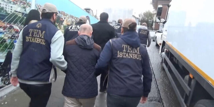 FETÖ operasyonunda gözaltına alınan 6 kişi emniyetteki işlemlerinin ardından adliyeye sevk edildi. 2 kişi tutuklanarak cezaevine gönderildi. 