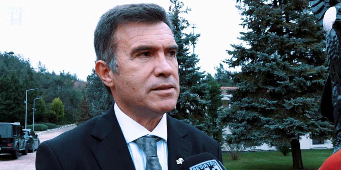 Beşiktaş Futbol Şube Sorumlusu ve Futbolu Temsilen Basın Sözcüsü Feyyaz Uçar ile Samet Aybaba, BJK Nevzat Demir Tesisleri’nde teknik direktör Rıza Çalımbay, teknik ekibi ve futbolcular ile bir araya geldiler.