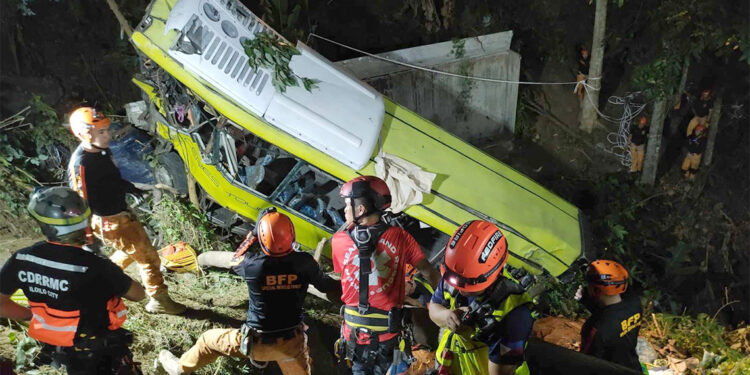 Filipinler'de yolcu otobüsü vadiye uçtu; 17 ölü
