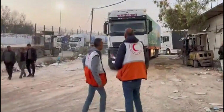 Gıda yüklü 80 kamyon Refah sınır kapısından teslim alındı