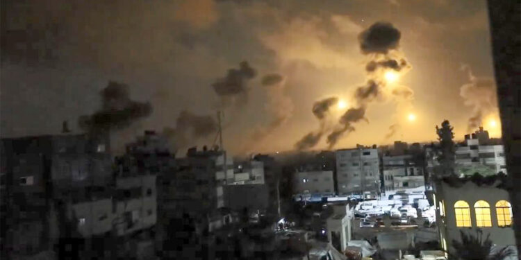 İsrail'in Al-Amal hastanesi yakınlarına düzenlediği saldırı görüntülendi