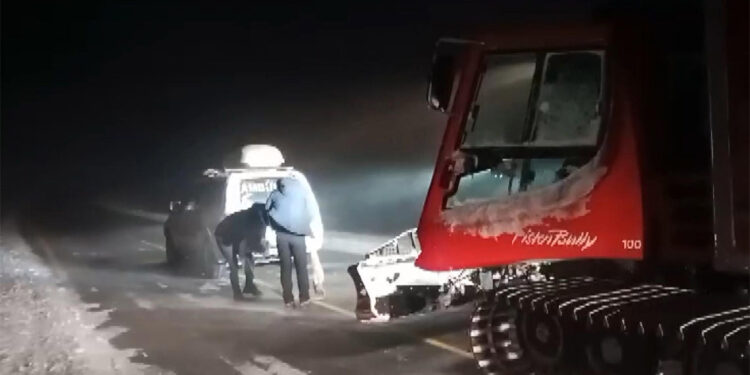 Ağrı'da iş makinesi uçuruma yuvarlandı: 2 ölü, 2 kayıp