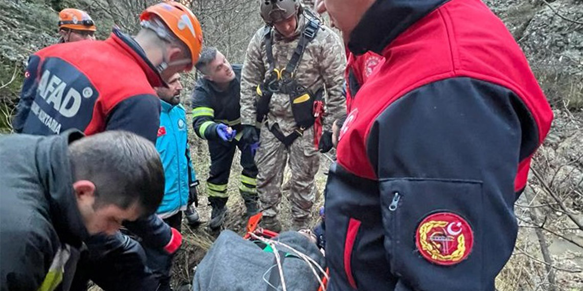 Fotoğraf çekmek isterken kayalıklardan uçuruma yuvarlandı