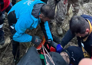 Fotoğraf çekmek isterken kayalıklardan uçuruma yuvarlandı