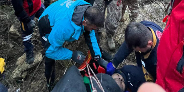 Fotoğraf çekmek isterken kayalıklardan uçuruma yuvarlandı