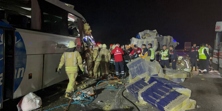 Eyüpsultan'da yolcu otobüsü ile TIR çarpıştı: 1 ölü 31 yaralı