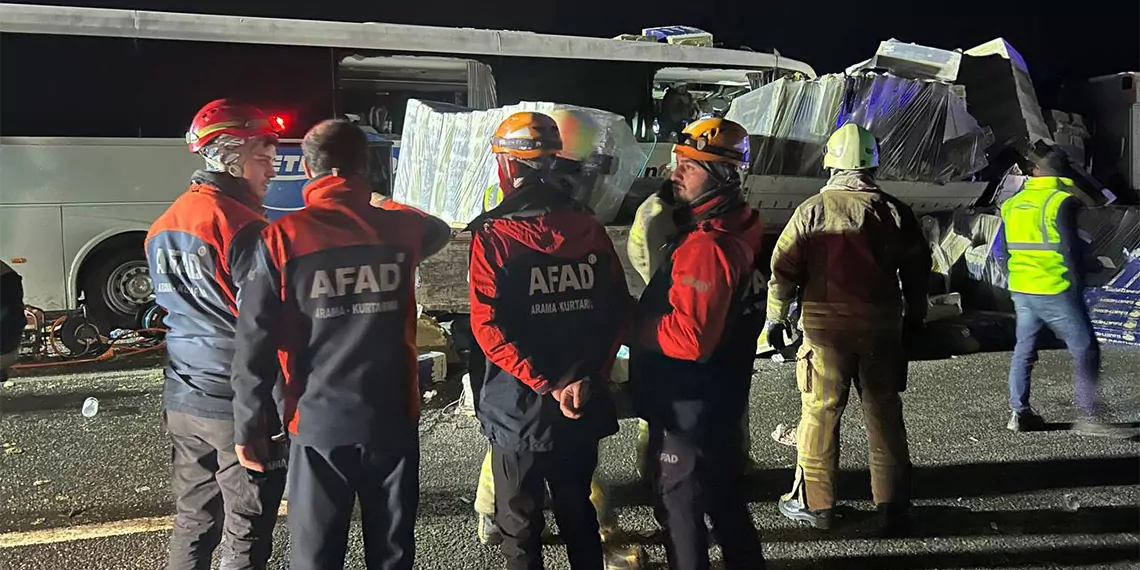 Eyüpsultan'da yolcu otobüsü ile tir çarpıştı: 1 ölü 31 yaralı