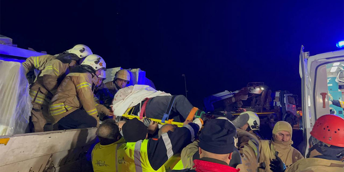 Eyüpsultan'da yolcu otobüsü ile TIR çarpıştı, kazada otobüsün muavini Halil Atay (26) hayatını kaybederken, 31 kişi yaralandı.