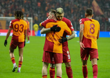 Galatasaraylı taraftarlar, stada doğru hareket etti